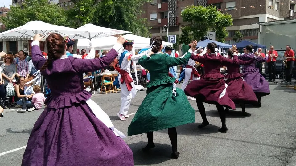 Bihotz Alai: pasacalles con la fanfarria de Deusto