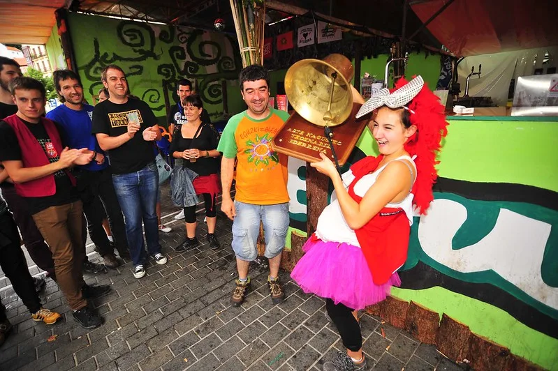 Kalejira y entrega de la mosca y la campana