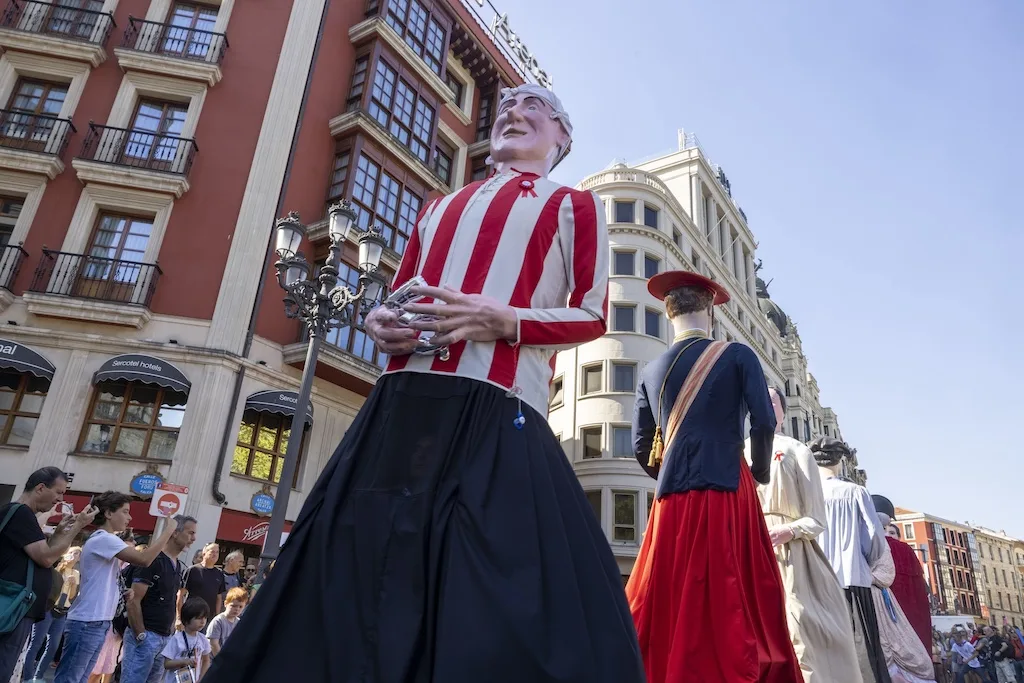 Pasacalles de gigantes y cabezudos con gaiteros y txistularis