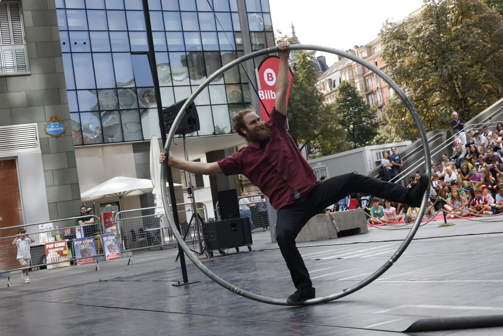 Circo, clown y malabares en la calle: 23 funciones gratis entre las Torres Isozaki y el Txikigune