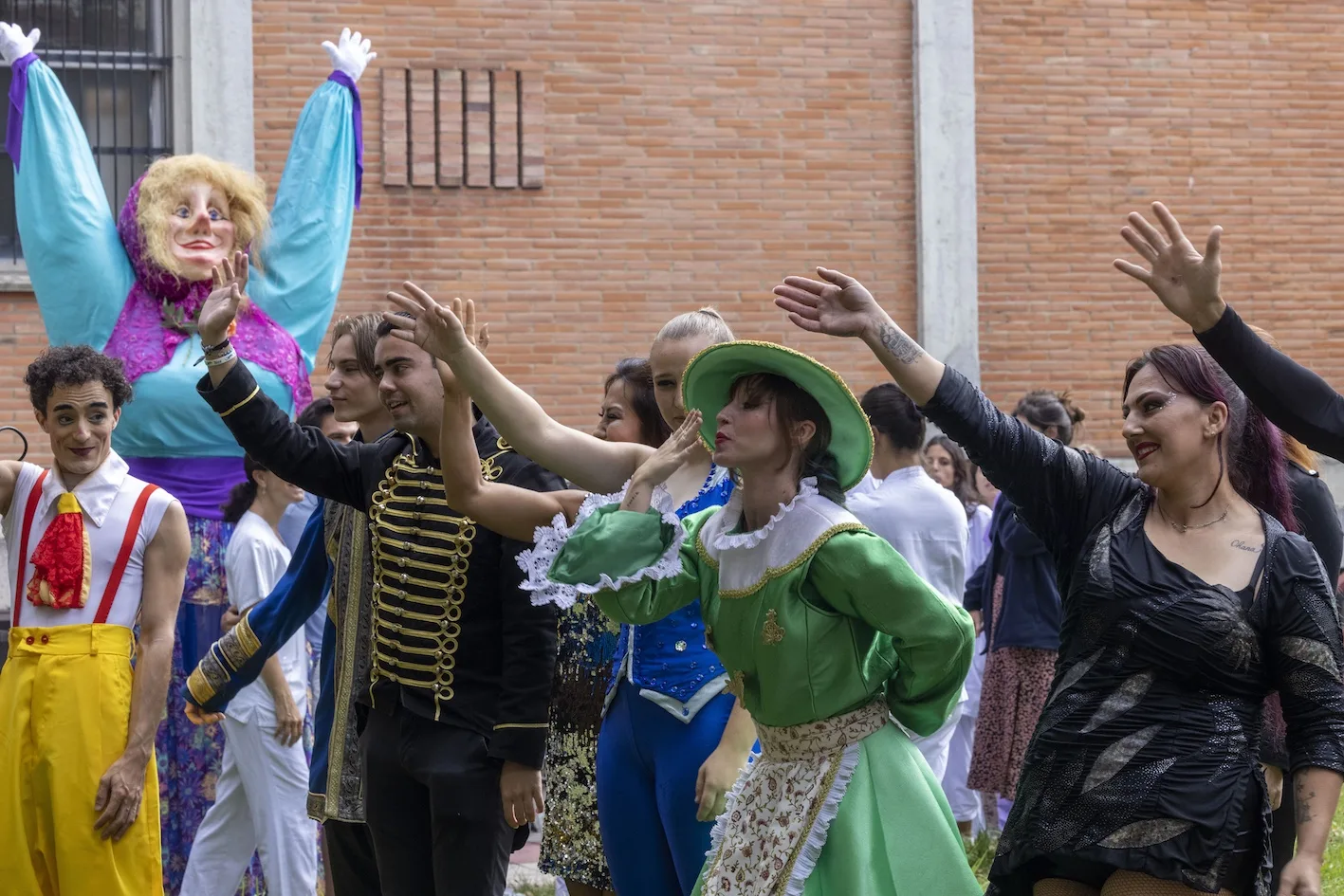 Visita del circo y Marijaia a los niños y niñas del Hospital de Basurto