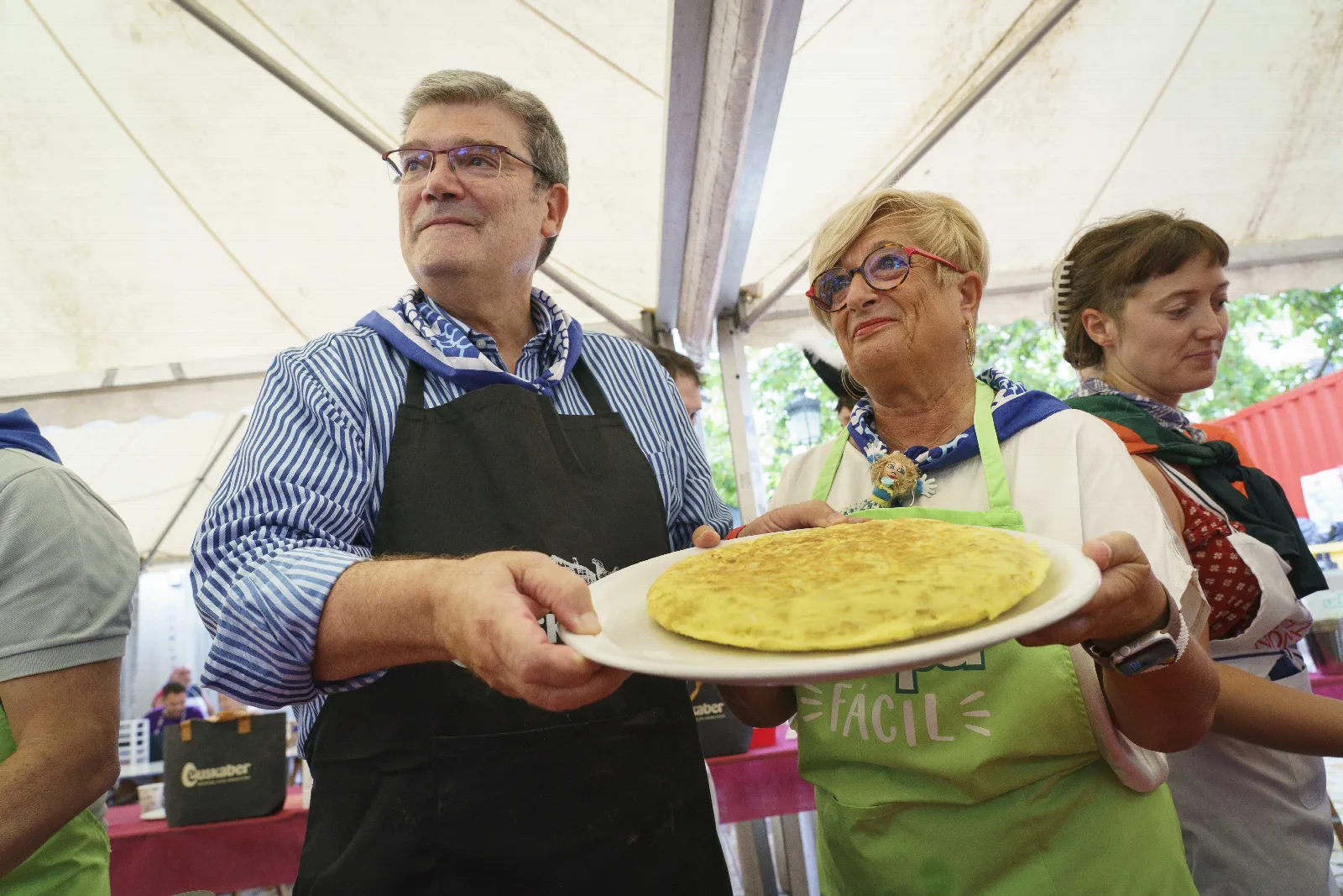 El Alcalde de Bilbao hizo tortilla en el Arenal: cómo funciona el certamen gastronómico por dentro y los cinco platos que quedan
