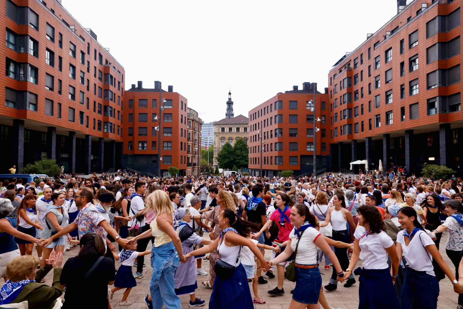 Las euskal dantzak se han mudado a la Plaza del Gas y empiezan dos horas antes: quedan cinco tardes de baile hasta el domingo 30