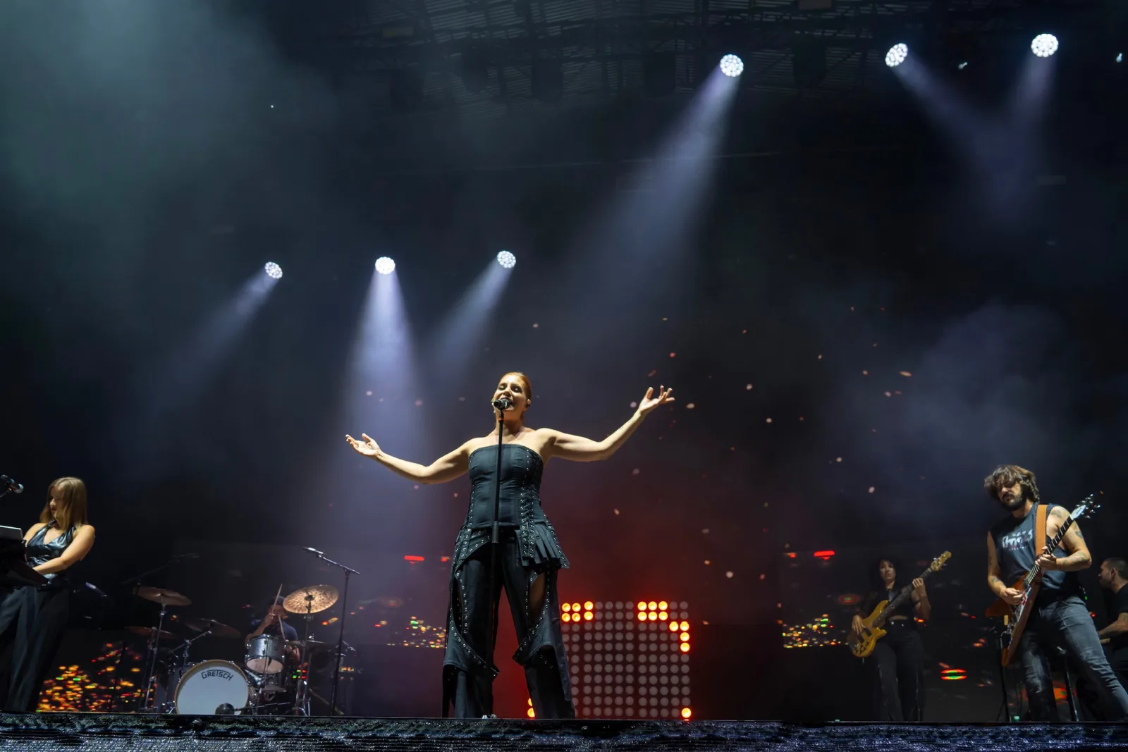 La cantante y su banda al completo sobre el escenario de Abandoibarra, entre focos y humo