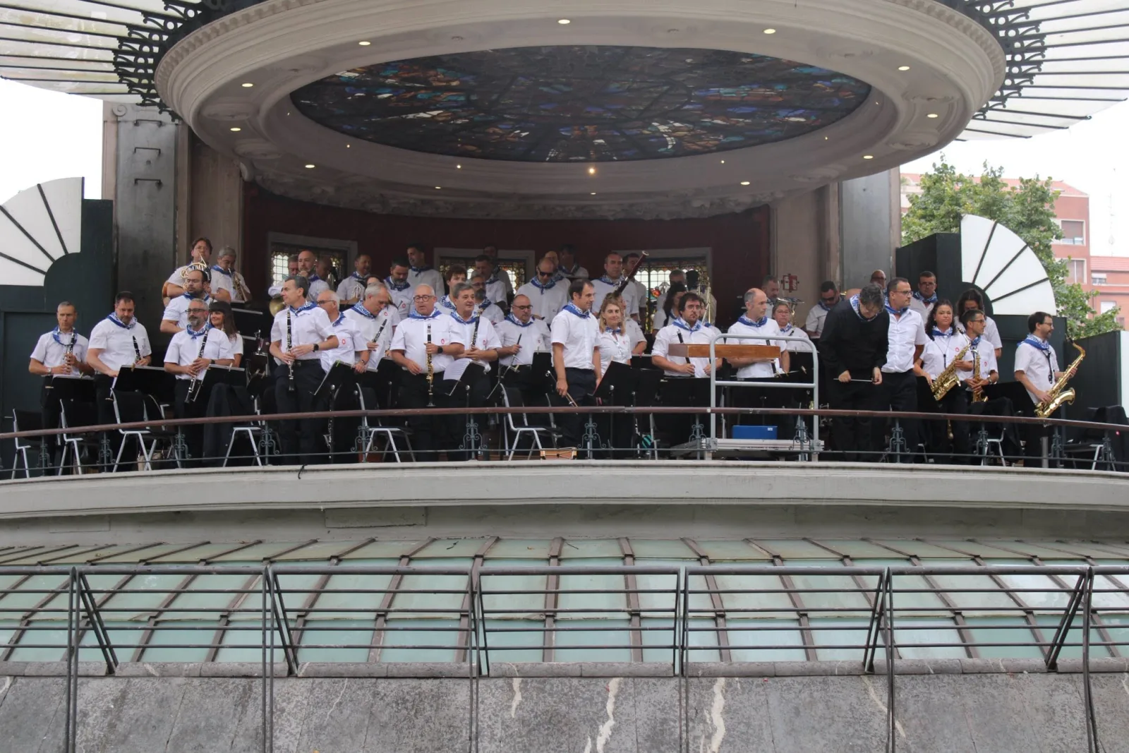 La Banda Municipal de Música, formada en el kiosco del Arenal