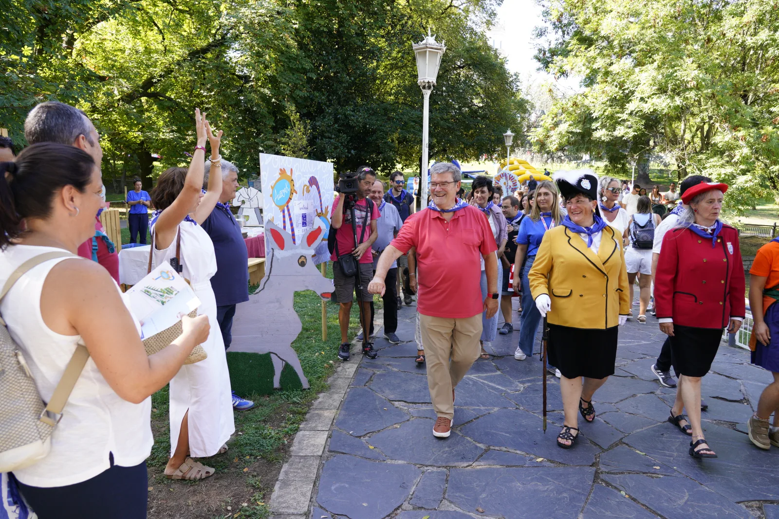 La comitiva de la inauguración recorre un paseo del Parque de Doña Casilda