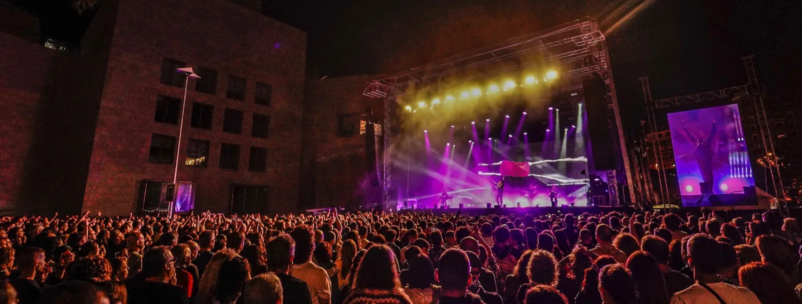 Público ante el escenario de Abandoibarra durante un concierto nocturno