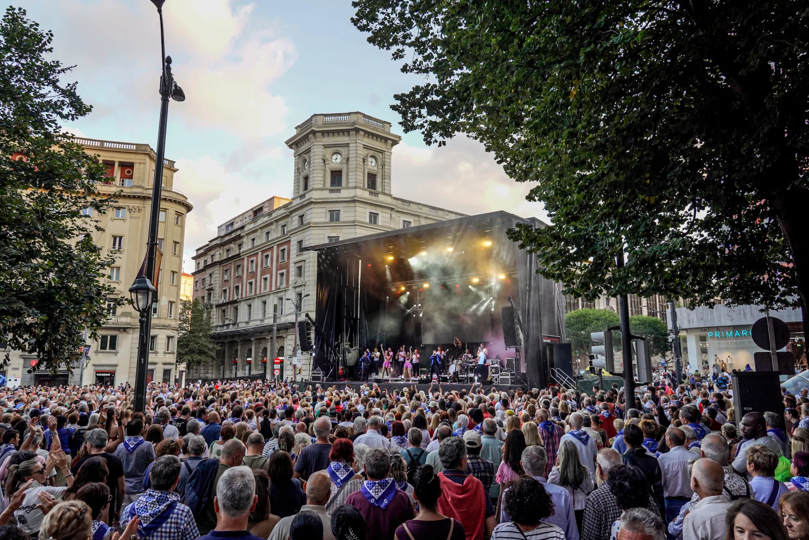 Gran cantidad de público ante un escenario de conciertos