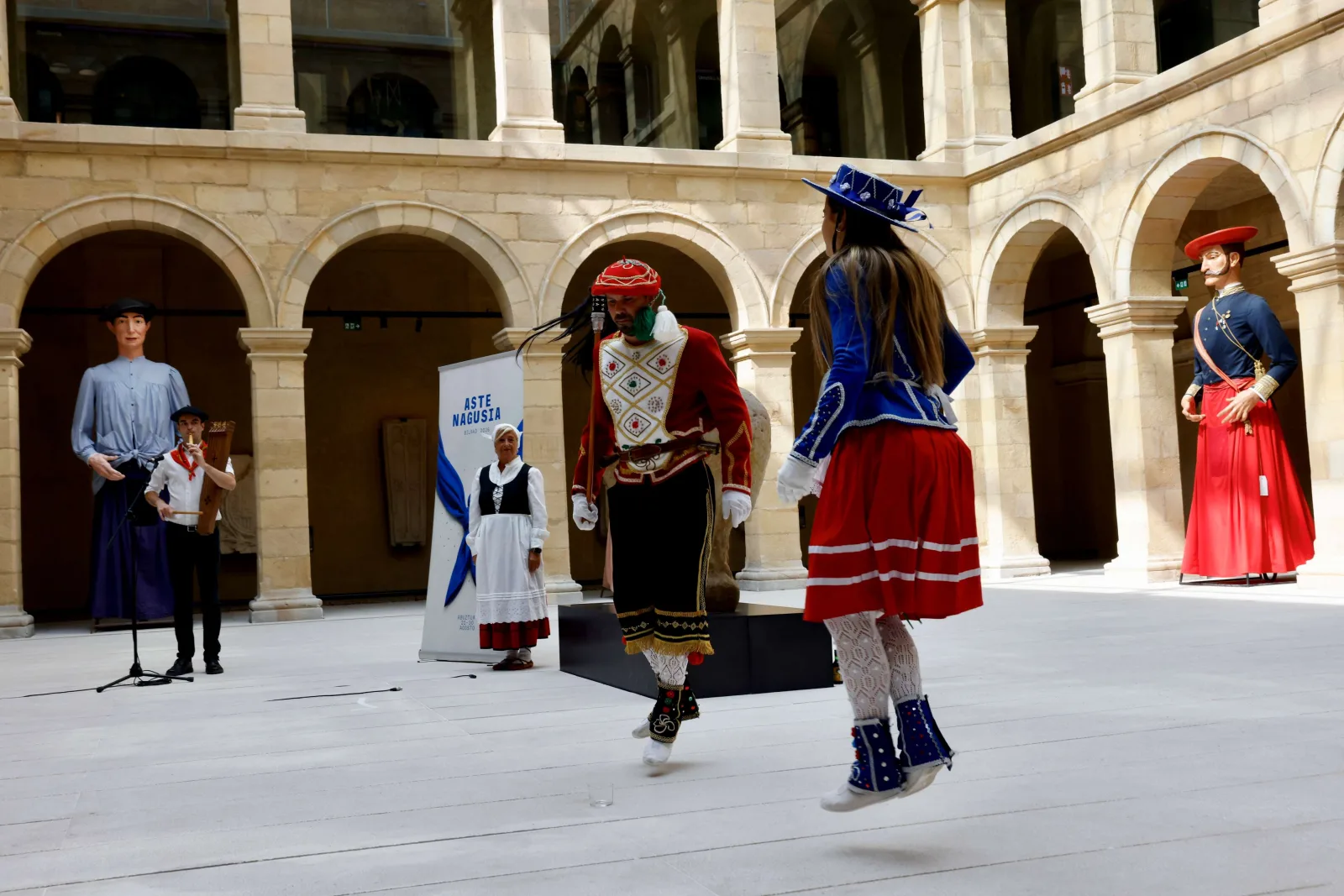 Una dantzari baila en el claustro durante la presentación
