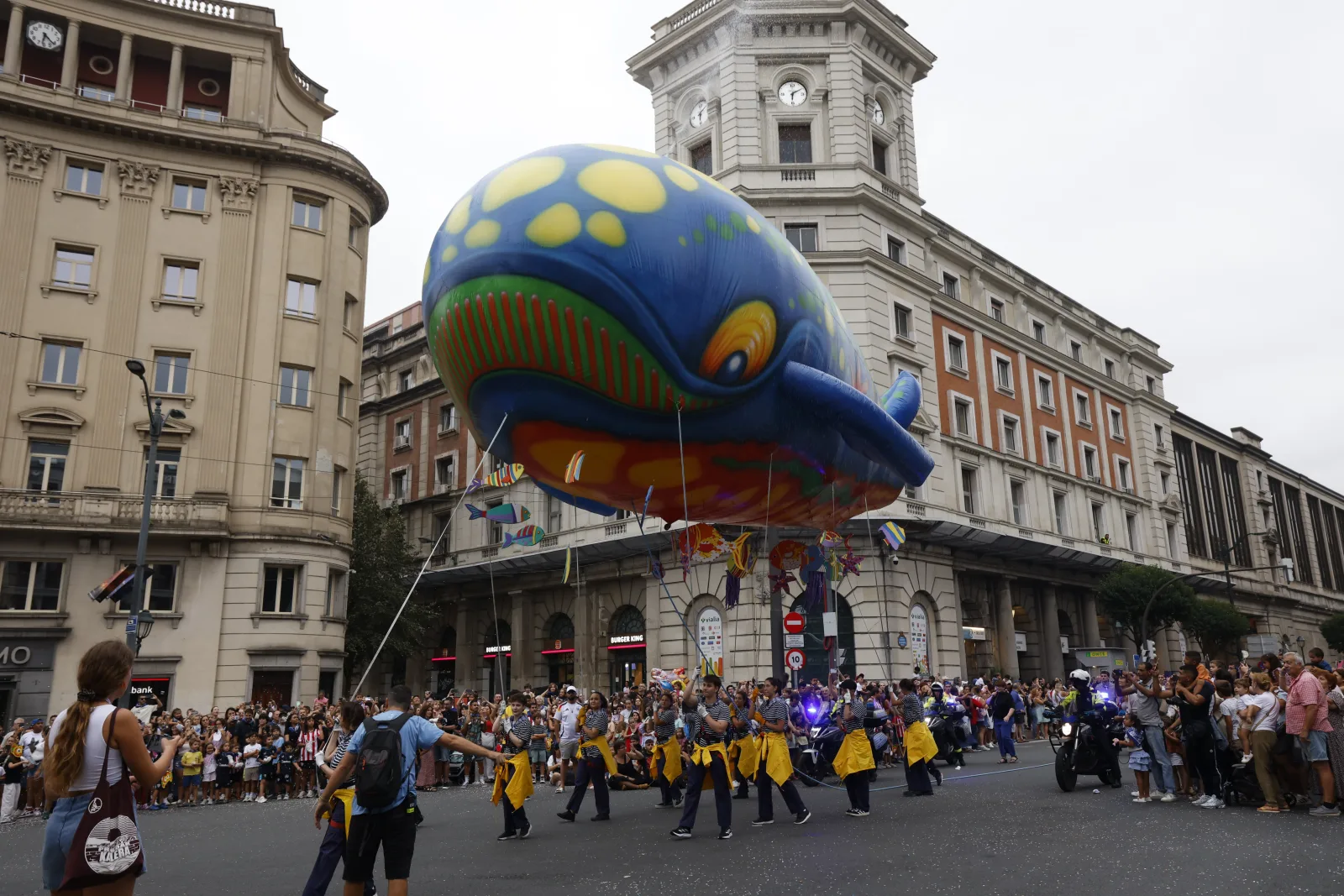 La Ballena Bali vuelve a la Gran Vía el primer domingo de Aste Nagusia con gaviotas, criaturas abisales y un guiño al Año Nuevo Chino