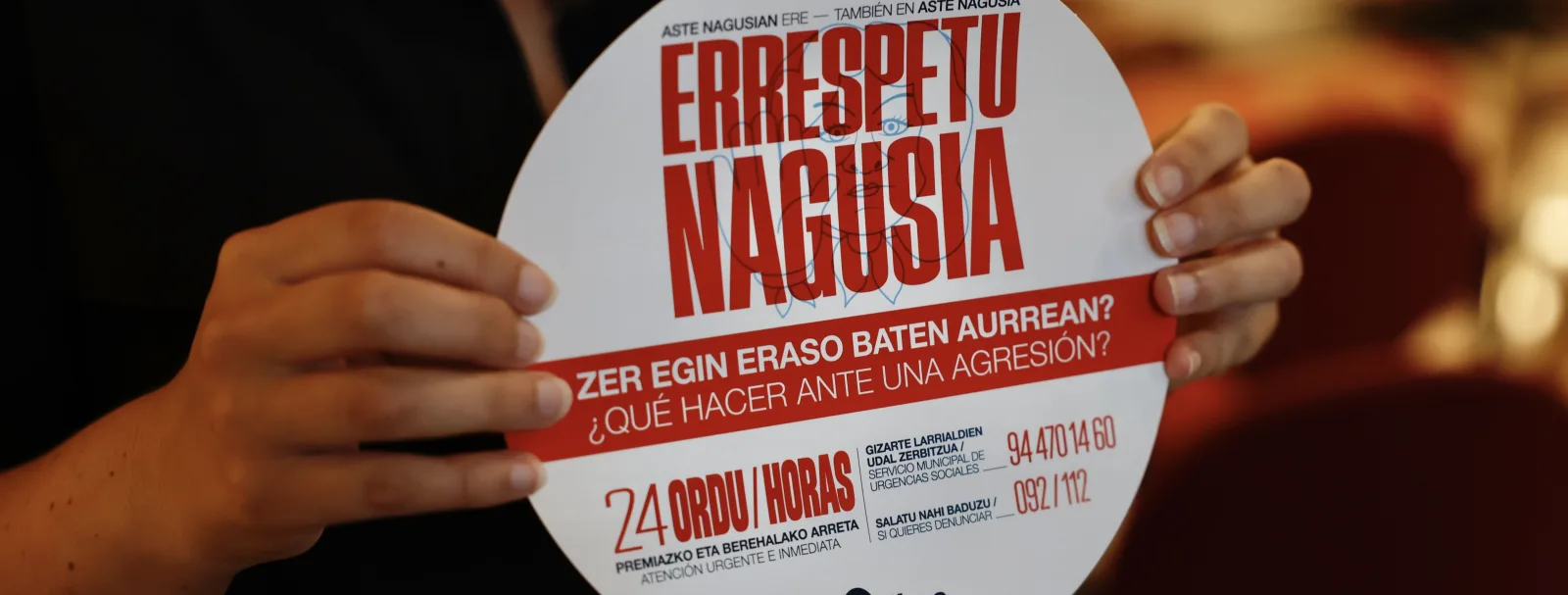 Manos sosteniendo el disco informativo de la campaña Errespetu Nagusia