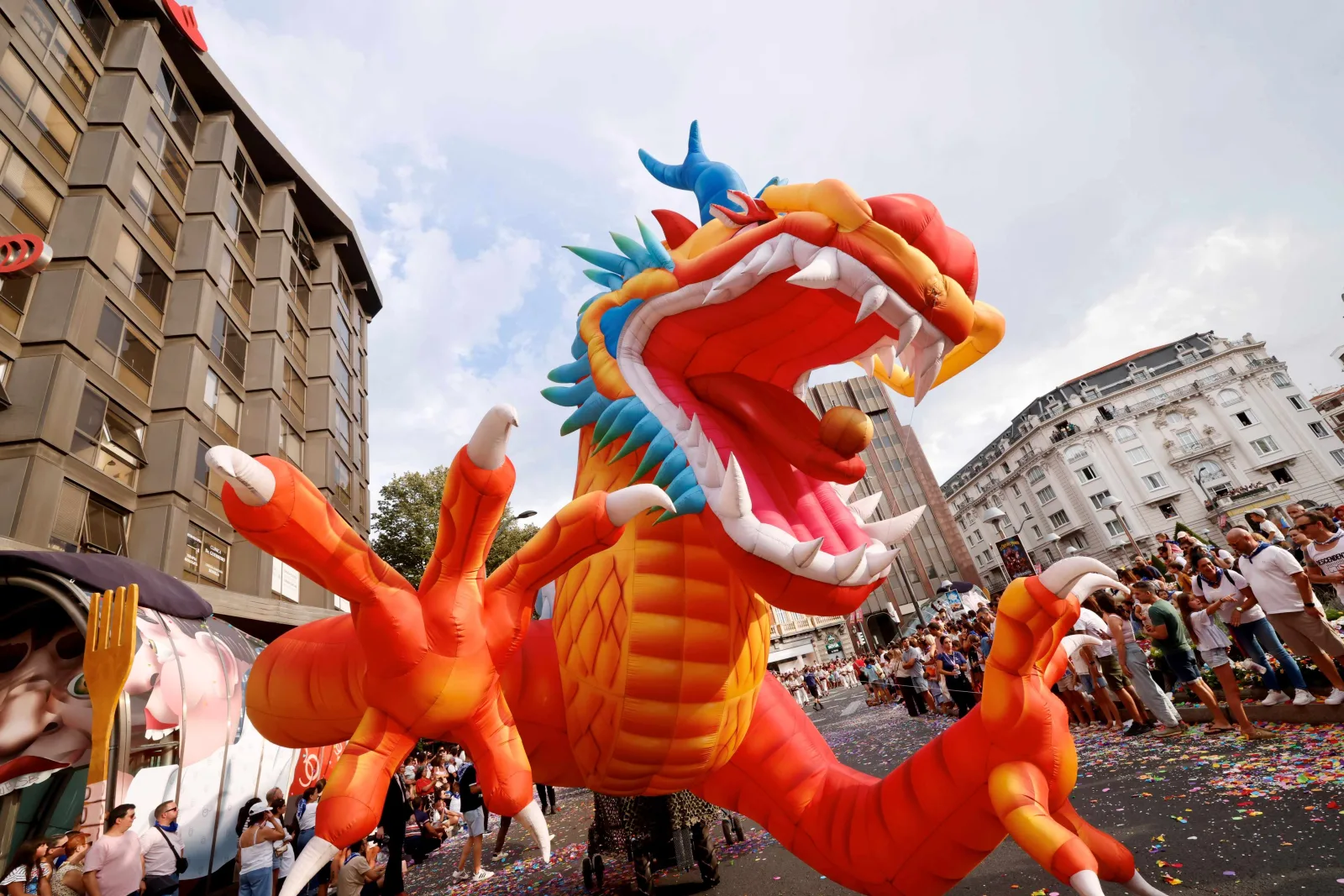 Un dragón hinchable rojo entre los edificios de la Gran Vía de Bilbao