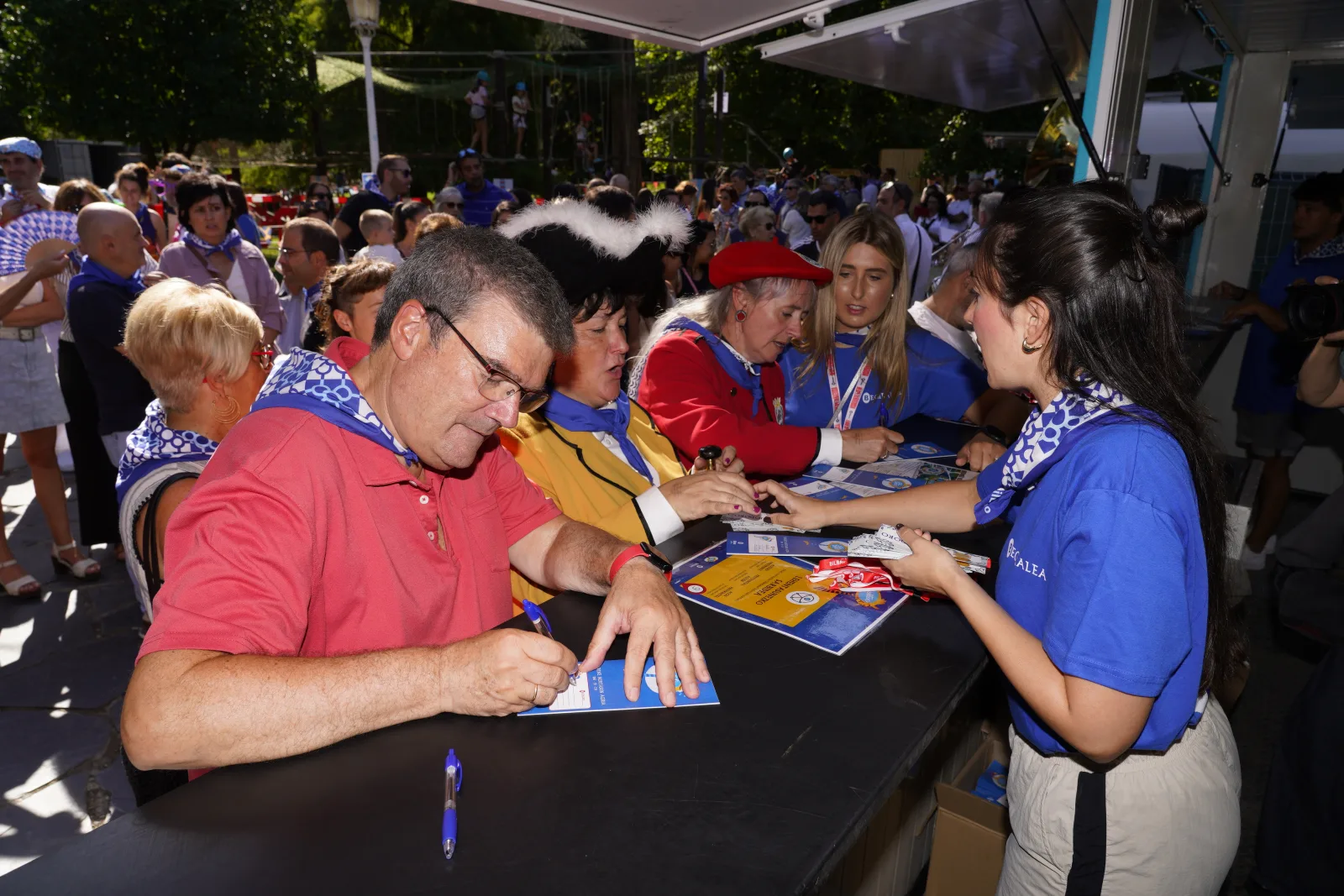 Mesa de registro del Txikigune, con personal atendiendo a los visitantes