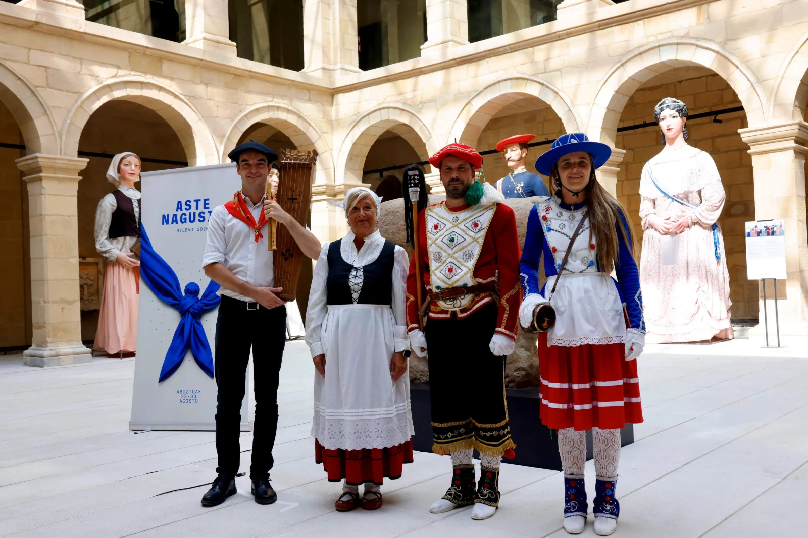 Bilbao llena la Aste Nagusia de cultura vasca: más de un centenar de citas de dantzak, herri kirolak, bertsos y bilbainadas