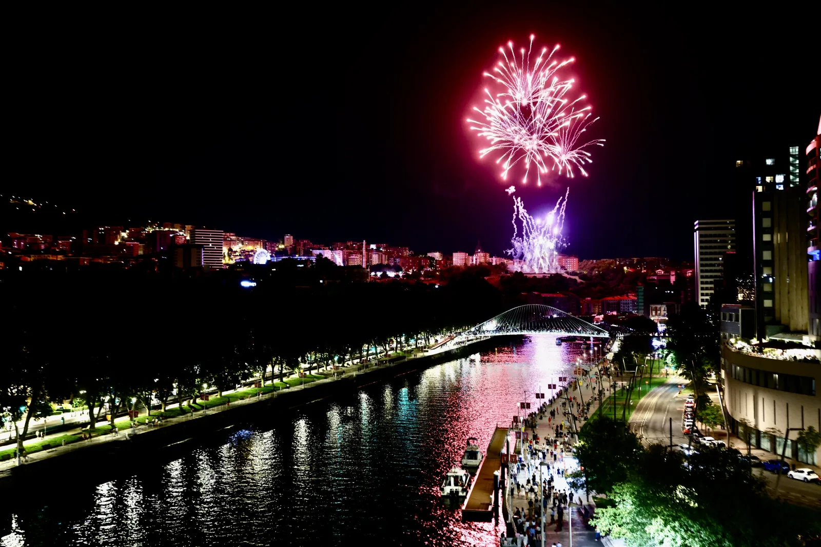 Fuegos cada noche a las 22:30 hasta el sábado 29: quién dispara cada día en Bilbao y cómo se vota