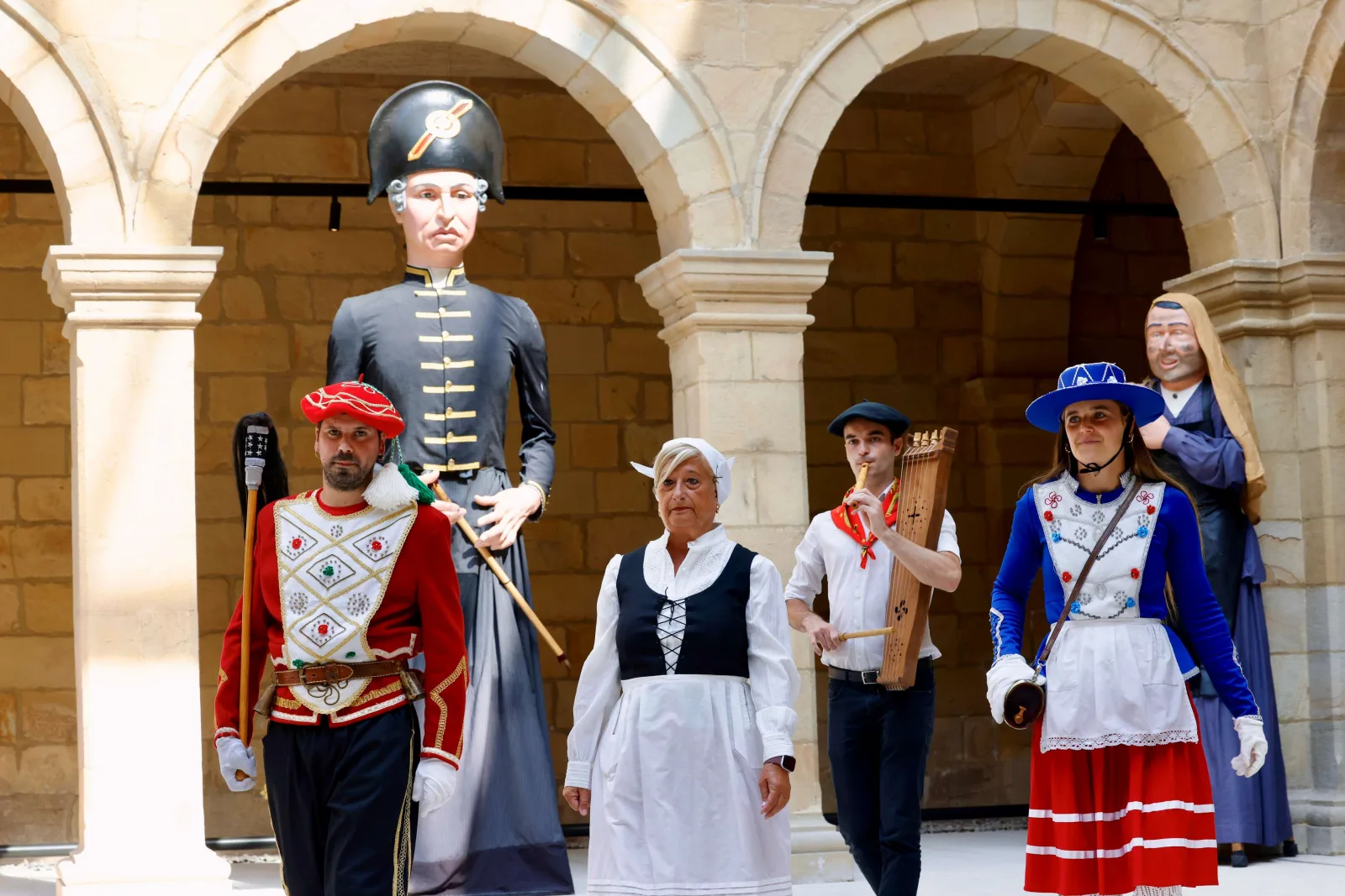 Gigantes y dantzaris en el claustro donde se presentó la programación de cultura vasca