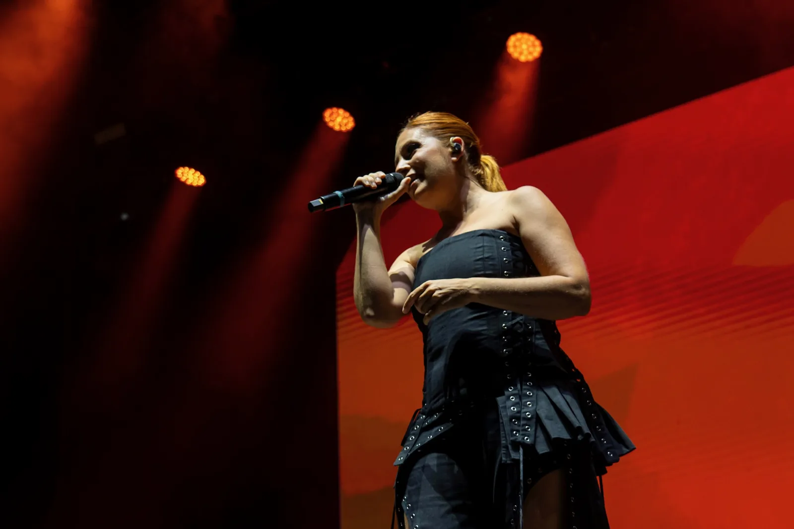 Primer plano de Leire Martínez cantando con el micrófono en la mano