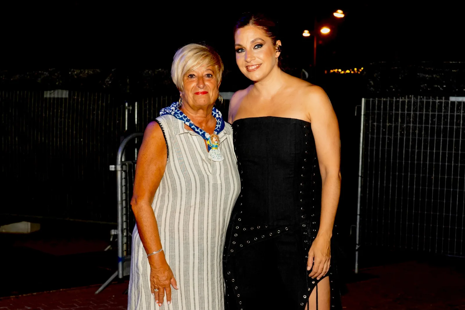 Leire Martínez posa junto a otra persona tras el concierto, entre las vallas del recinto