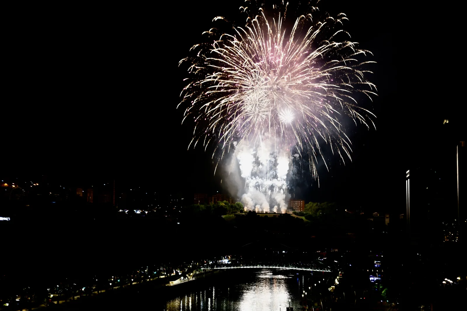 Una gran palmera de fuegos artificiales abriéndose sobre Bilbao