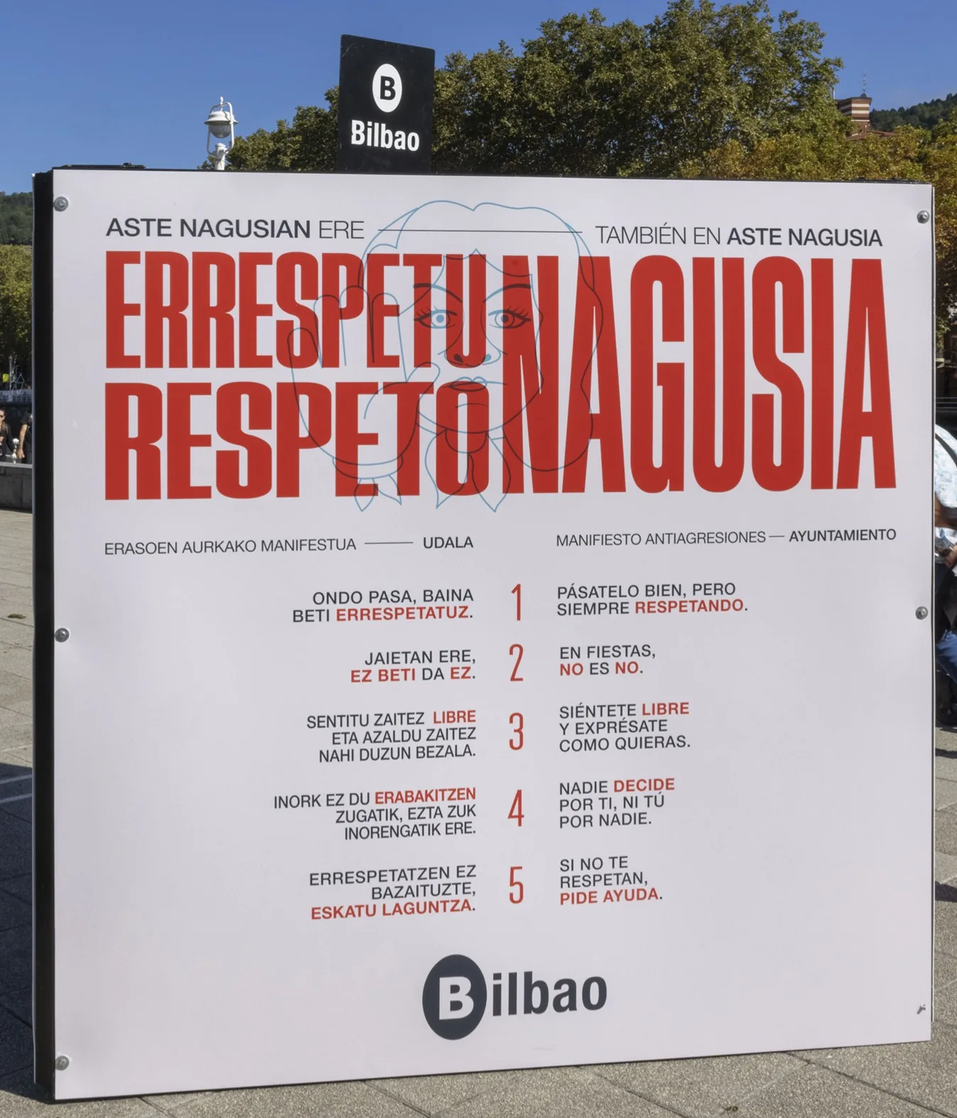 Panel instalado en la calle con el manifiesto de la campaña Errespetu / Respeto Nagusia