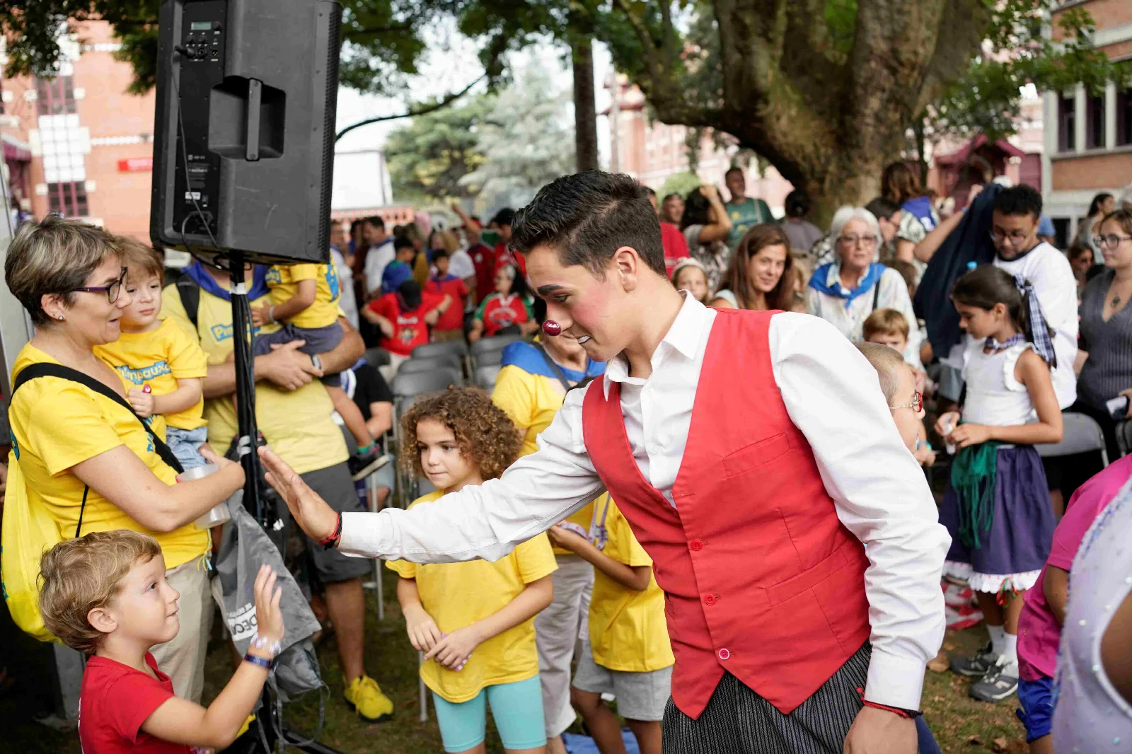 Marijaia y el Gran Circo Holiday actuaron en los jardines de Basurto: así fue la visita a los niños y niñas ingresados