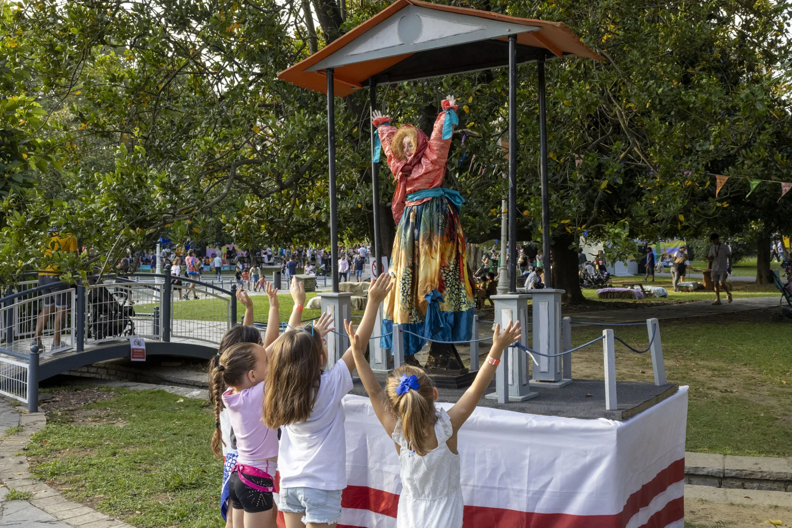 Plataforma elevada con público siguiendo un acto al aire libre
