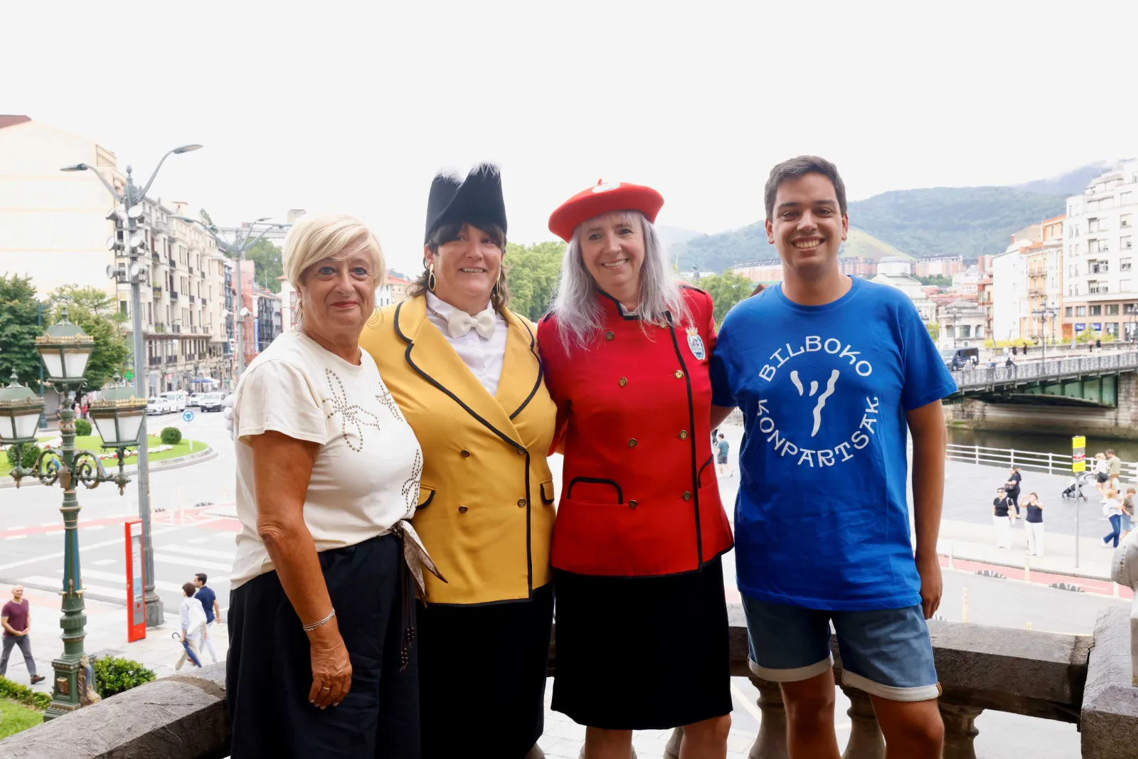 La pregonera y la txupinera posan junto a la Ría de Bilbao