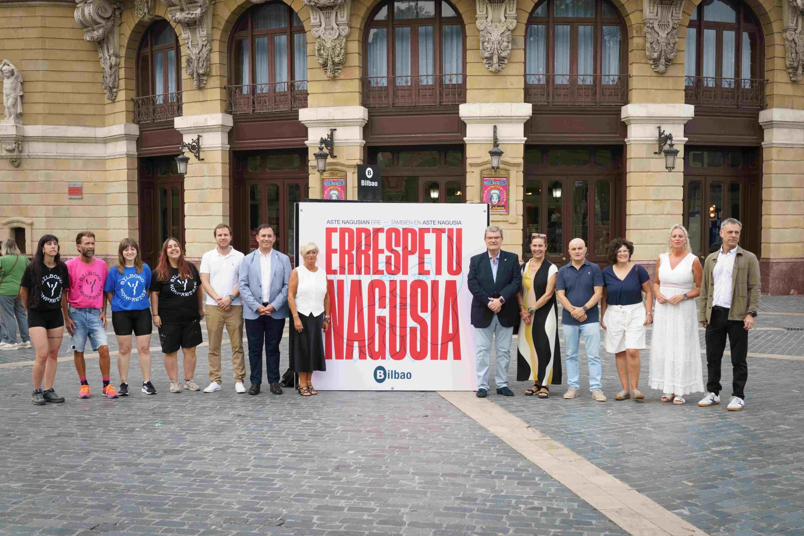 Foto de grupo de la presentación de la campaña ante el tótem instalado frente al Teatro Arriaga