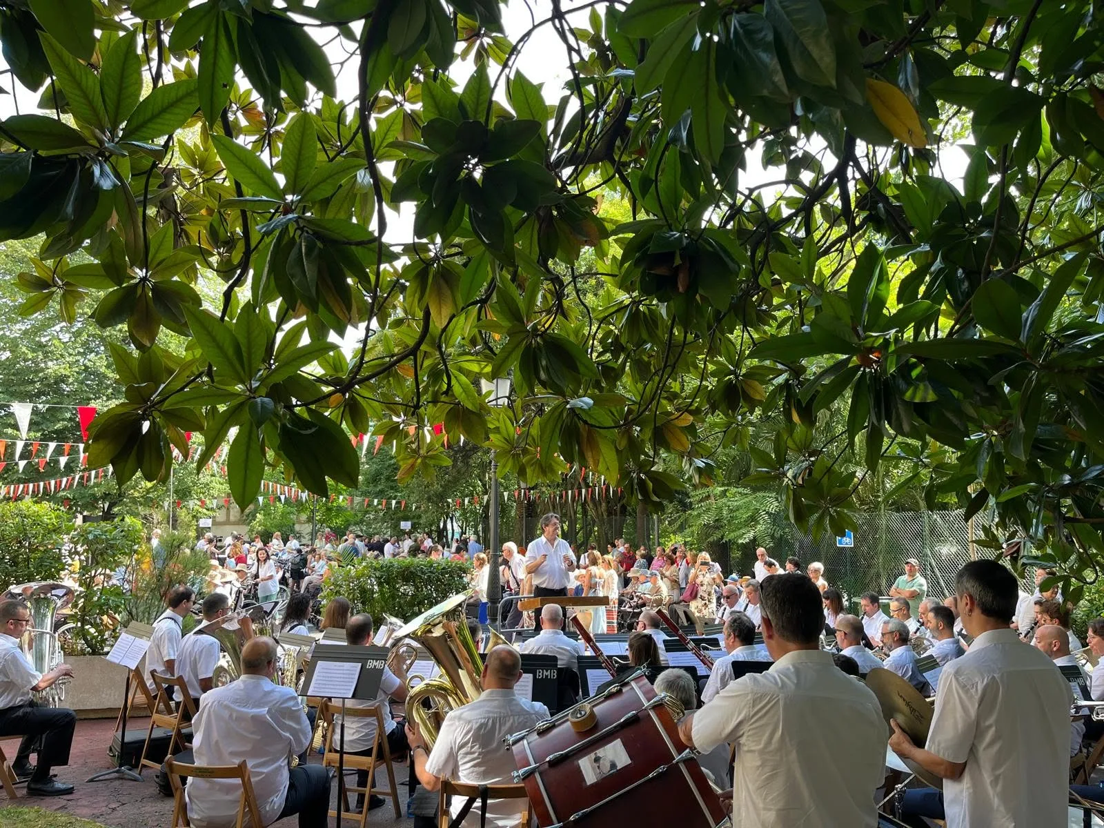 Público sentado ante un concierto de la Banda Municipal de Música