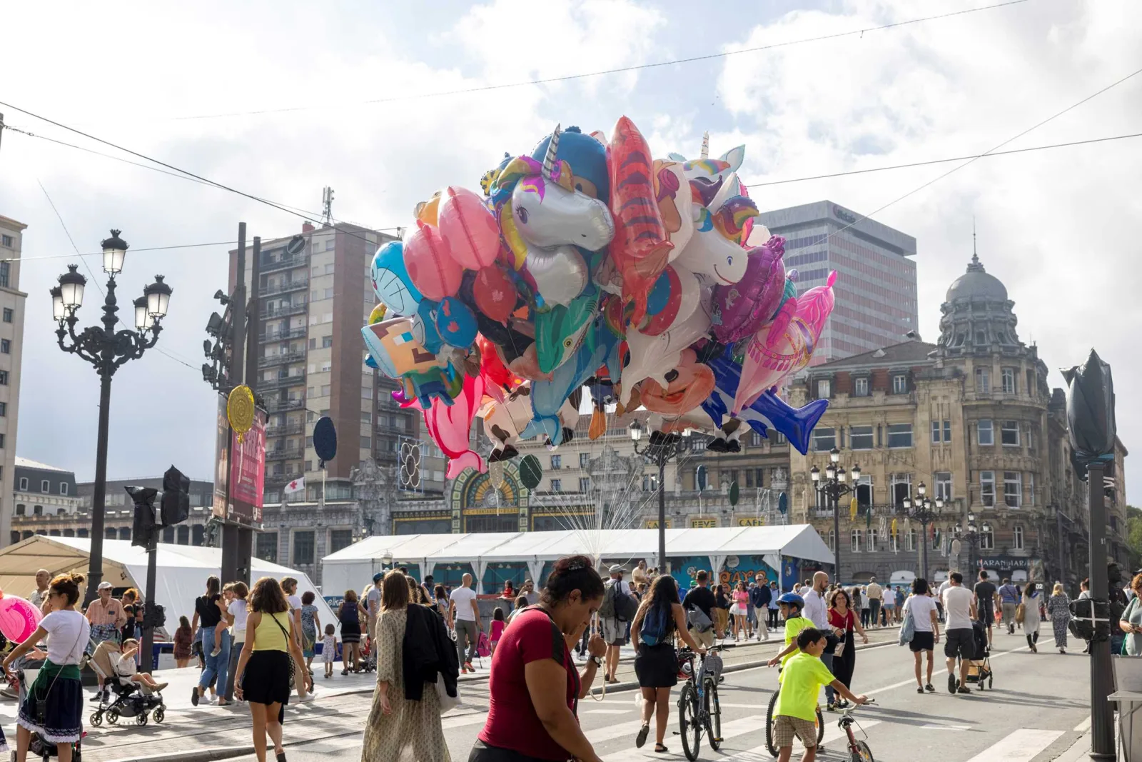 Puesto de globos junto a las carpas del recinto festivo