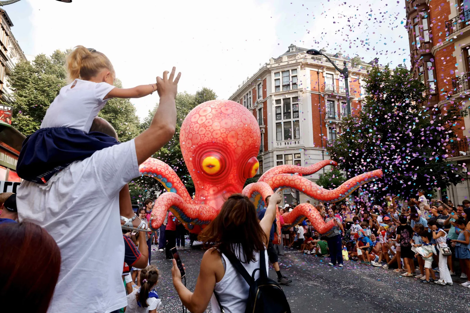 El pulpo hinchable del desfile lanza confeti sobre la Gran Vía