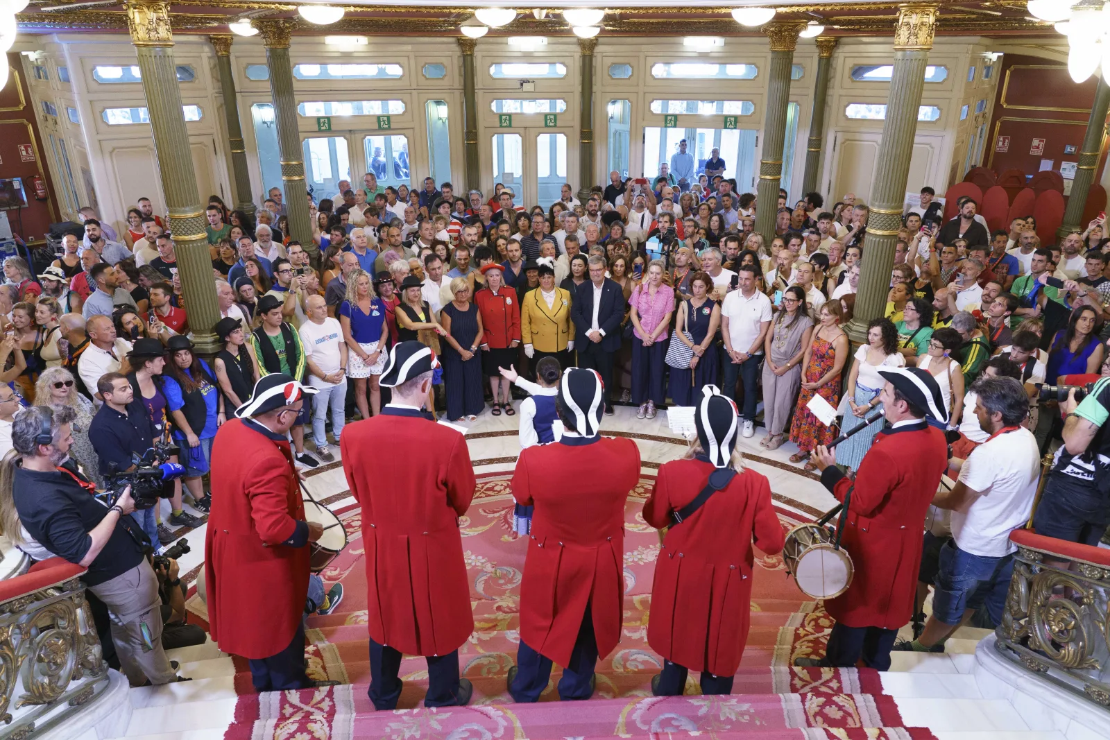 Público y representantes de las konpartsas en el salón del Teatro Arriaga
