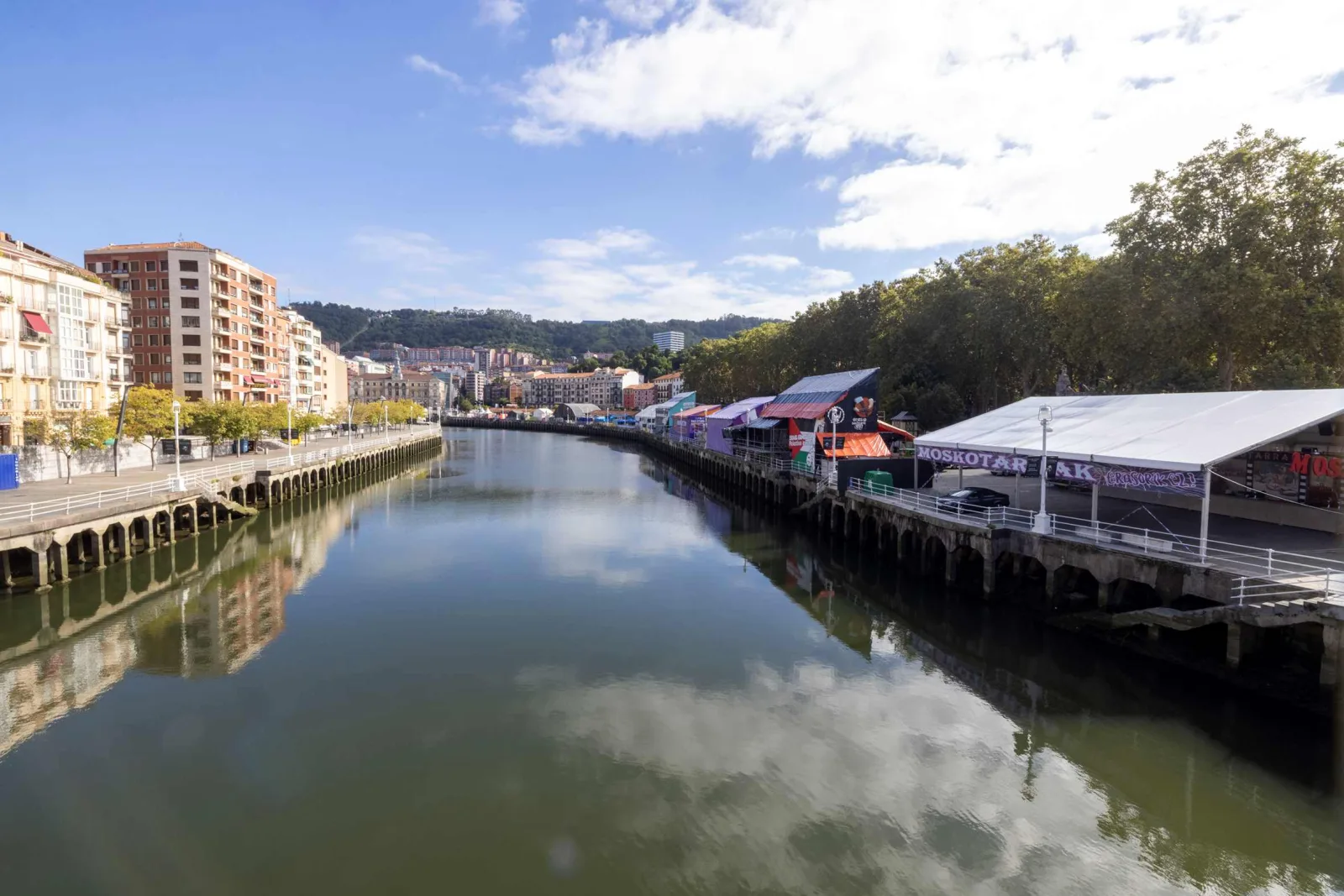 Vista de la Ría de Bilbao con las txosnas alineadas a lo largo del muelle