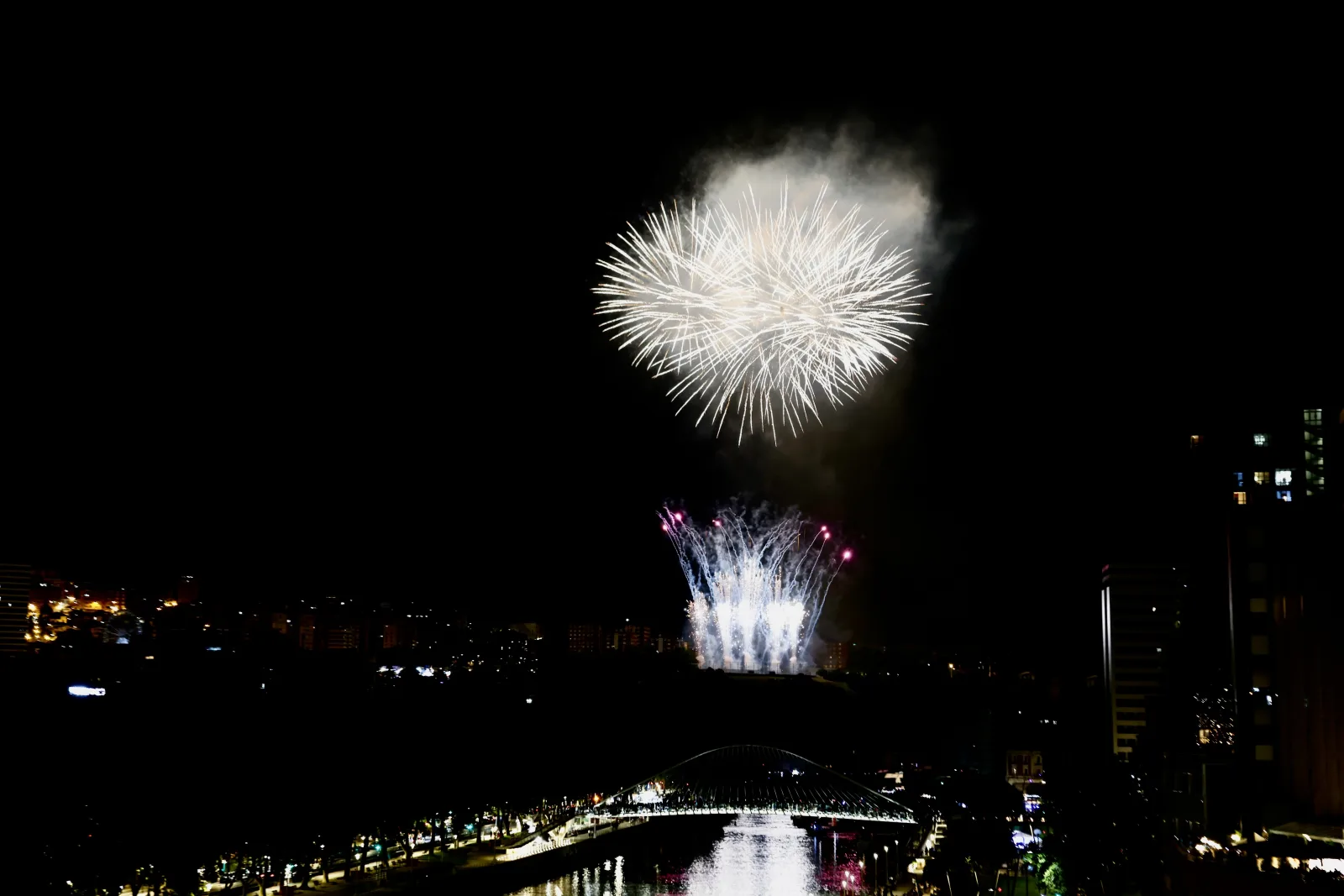 Una traca de fuegos artificiales sobre la Ría de Bilbao