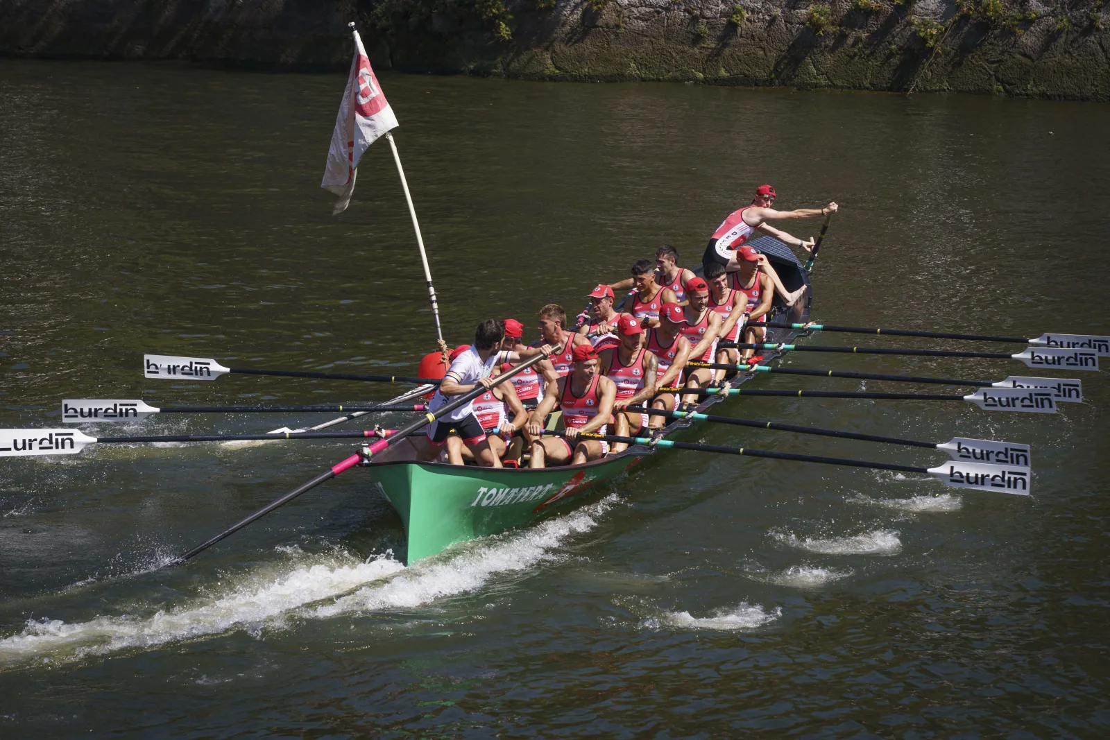 Deusto-Bilbao gana su propia ikurriña en la Ría y Hondarribia se lleva la femenina: los dos resultados de las traineras