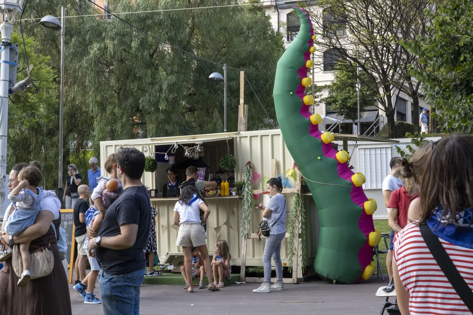 Una txosna decorada con un tentáculo hinchable, con público delante