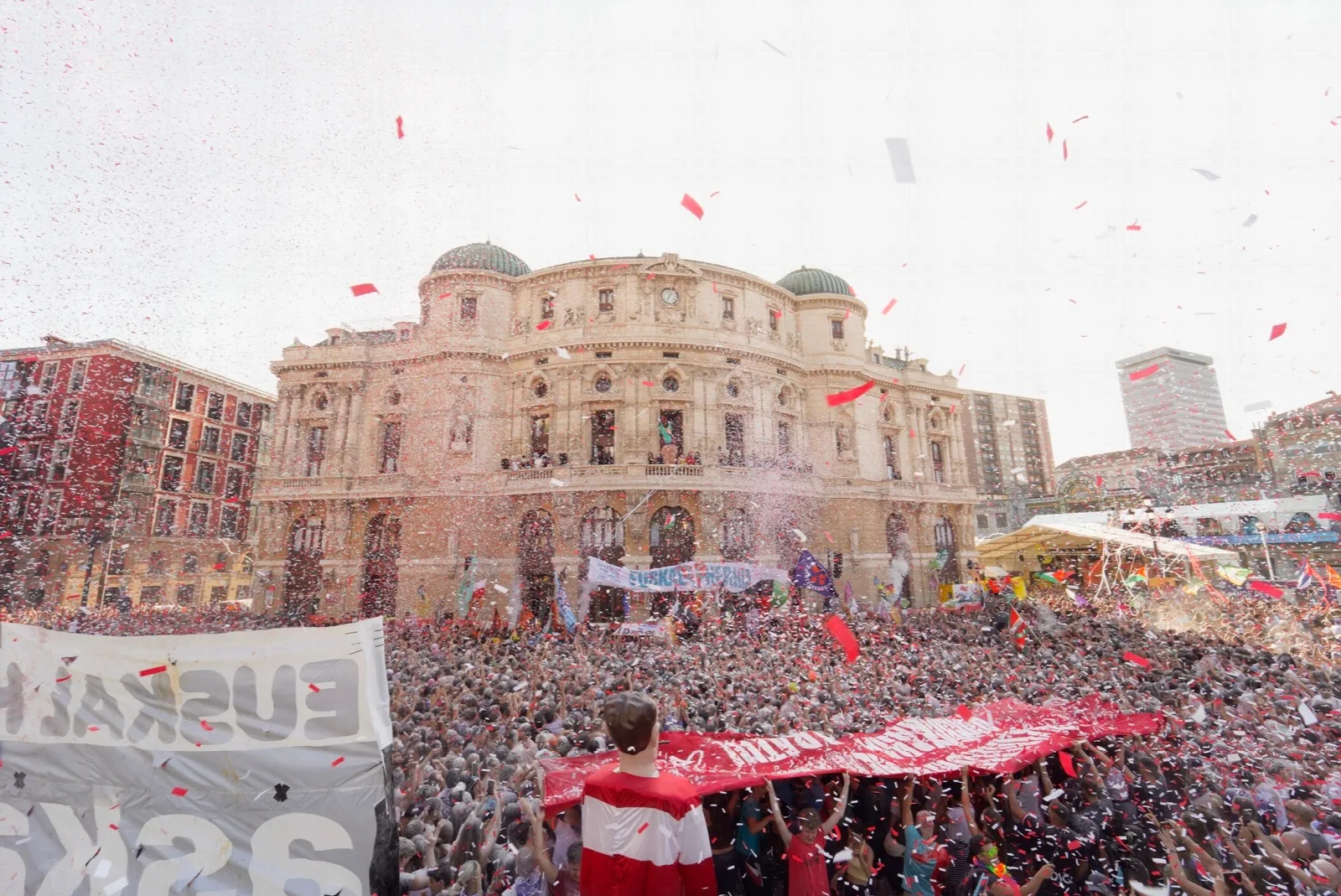 El txupin ya está lanzado: así arrancó la Aste Nagusia 2026 desde el balcón del Arriaga, y esto es lo que queda por delante