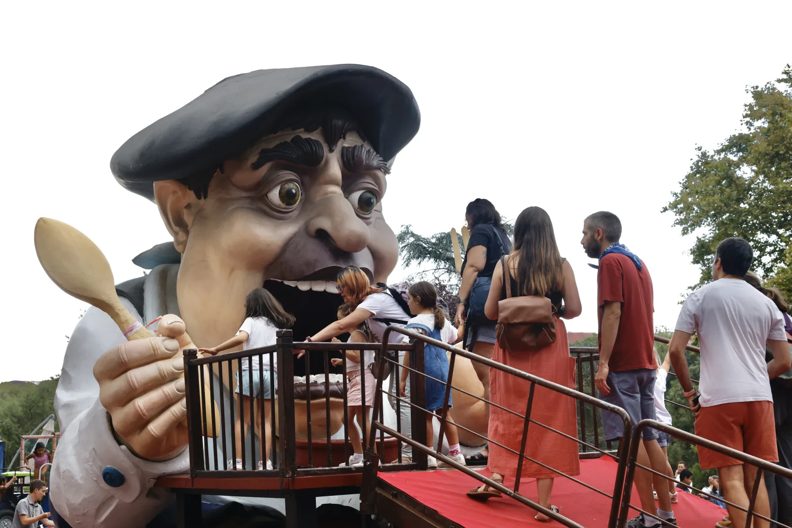 Un gigante junto a una rampa y una zona reservada con público