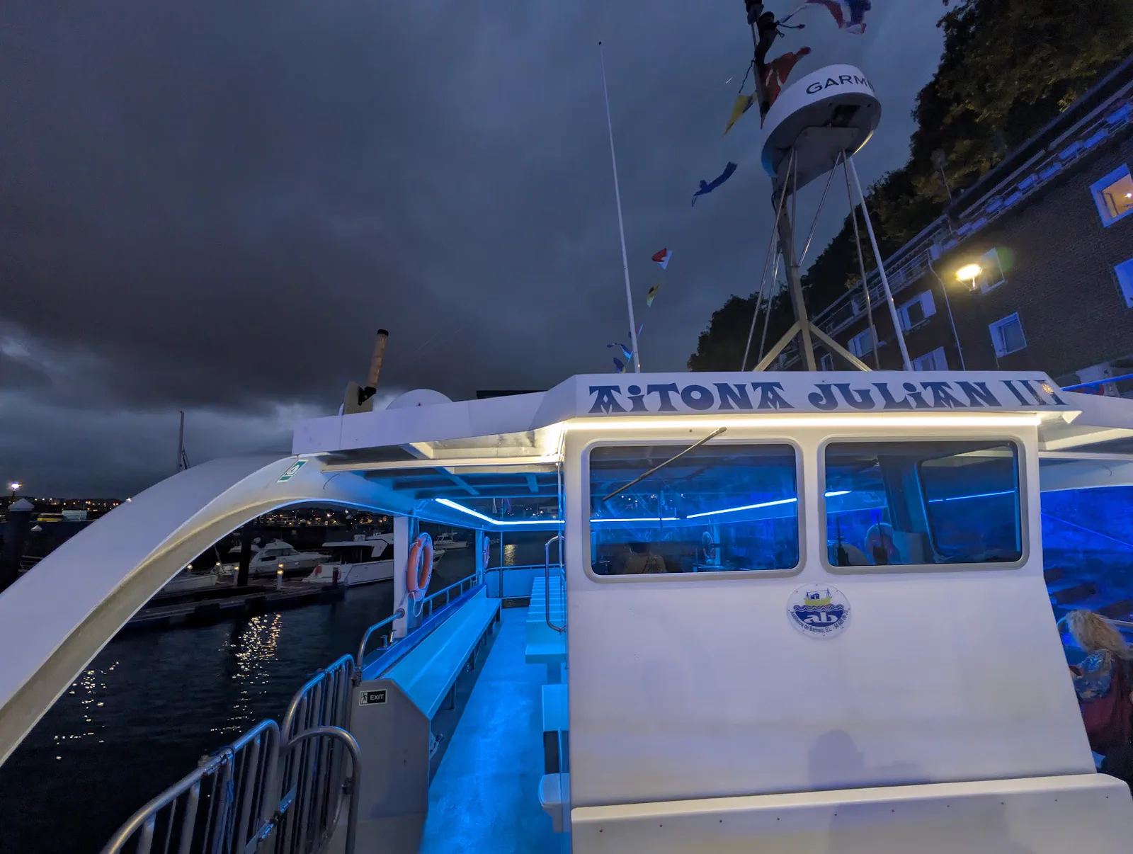 Cubierta del Aitona Julián III todavía vacía antes de zarpar, con los bancos corridos iluminados por la tira de LED azul y la caseta del patrón con el nombre del barco rotulado