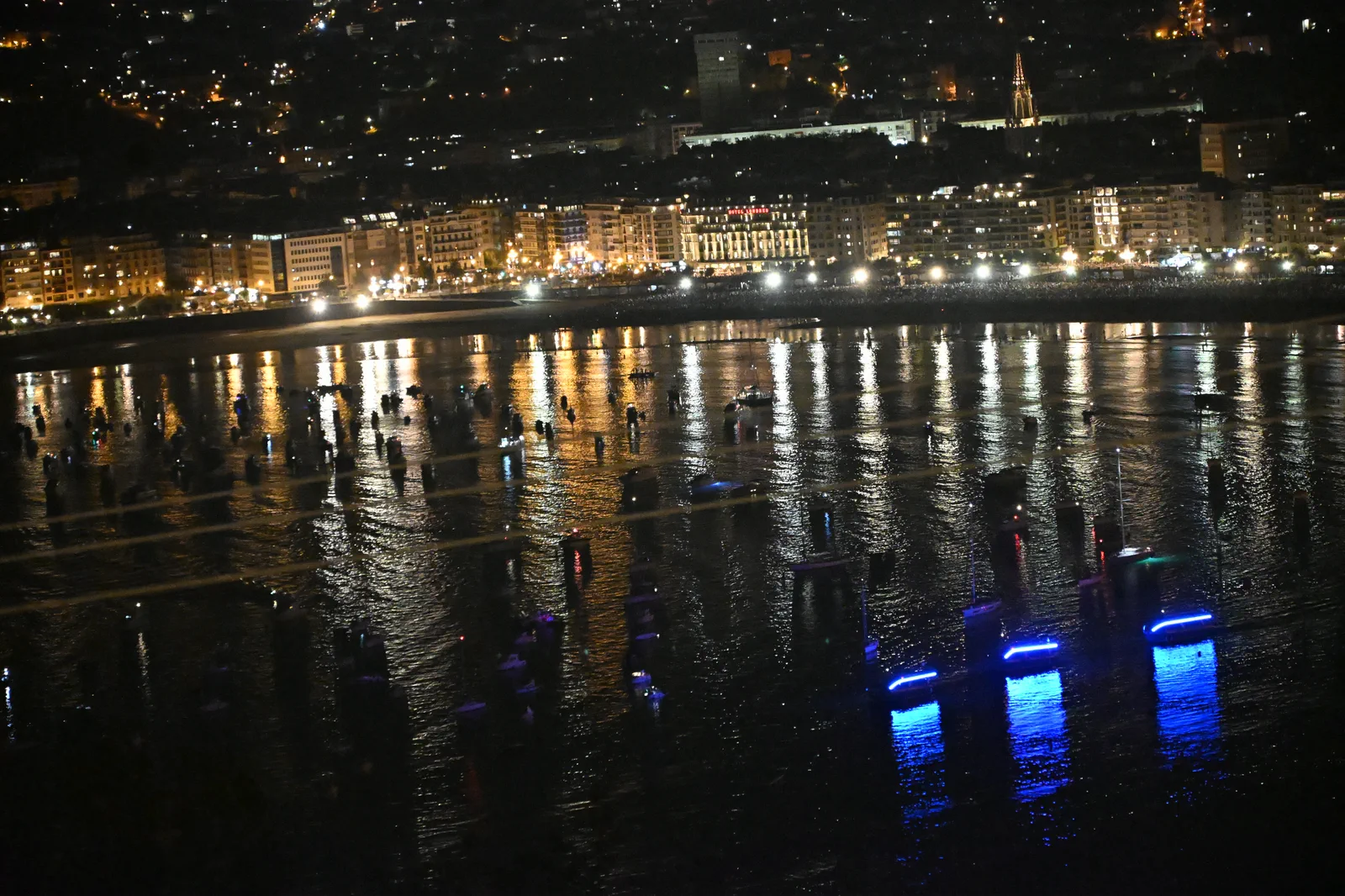 La playa de la Concha abarrotada de gente y decenas de barcos fondeados con las luces encendidas en la bahía, minutos antes del primer disparo