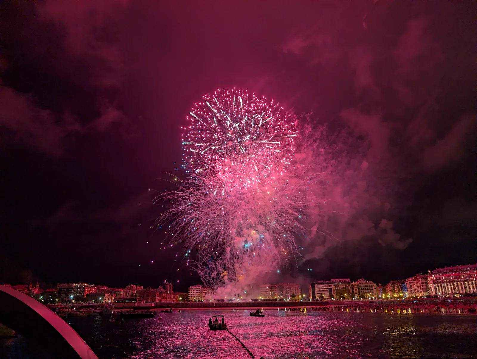 Estallido rosa que tiñe de color la bahía de la Concha y la fachada iluminada del paseo