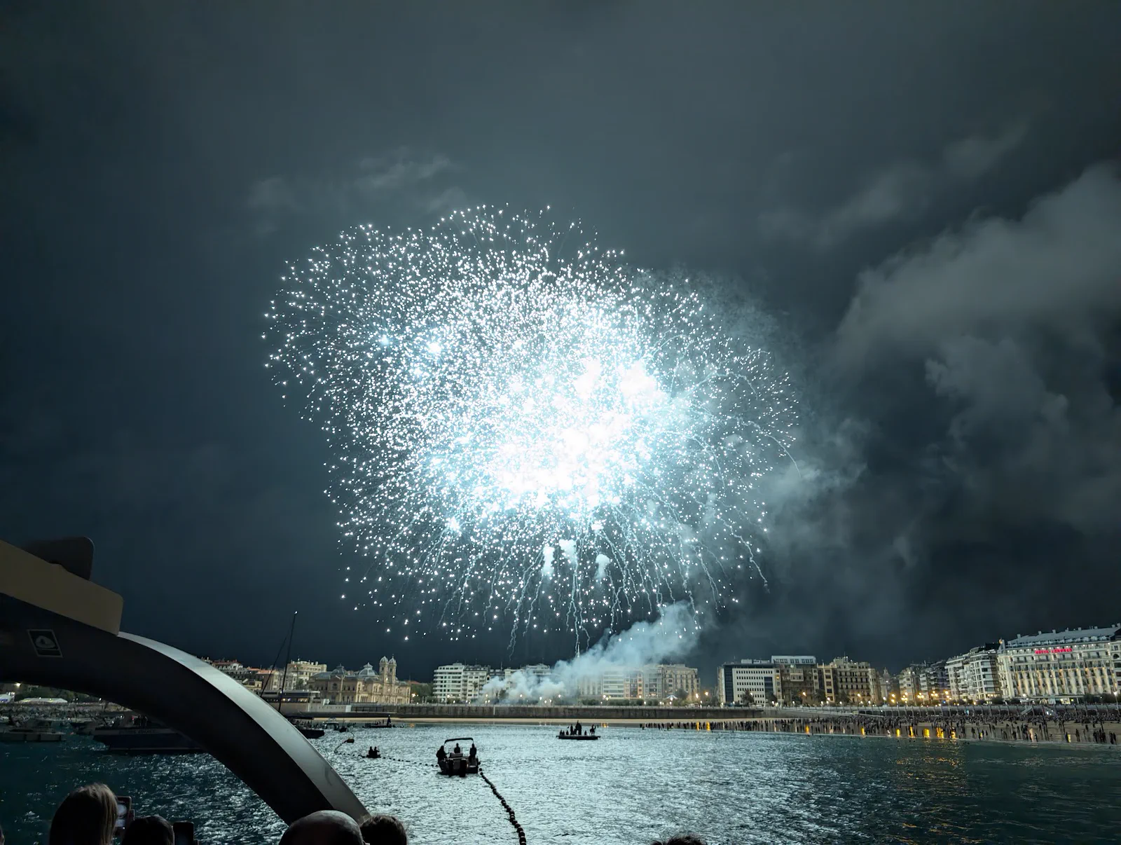 Gran esfera blanca y turquesa que ilumina el agua de la bahía