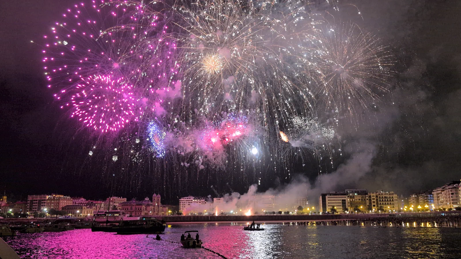 Racimo de estallidos rosas y blancos en plena traca final sobre la Concha