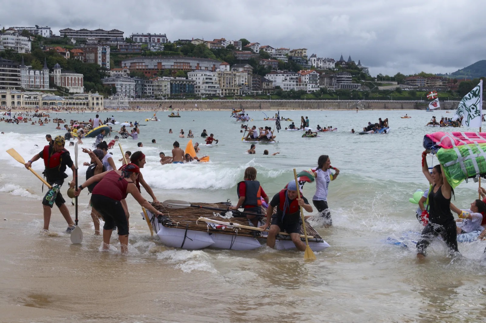 Más de 200 balsas y una sola carabela en toda la bahía: así fue el 23º abordaje pirata de Donostia