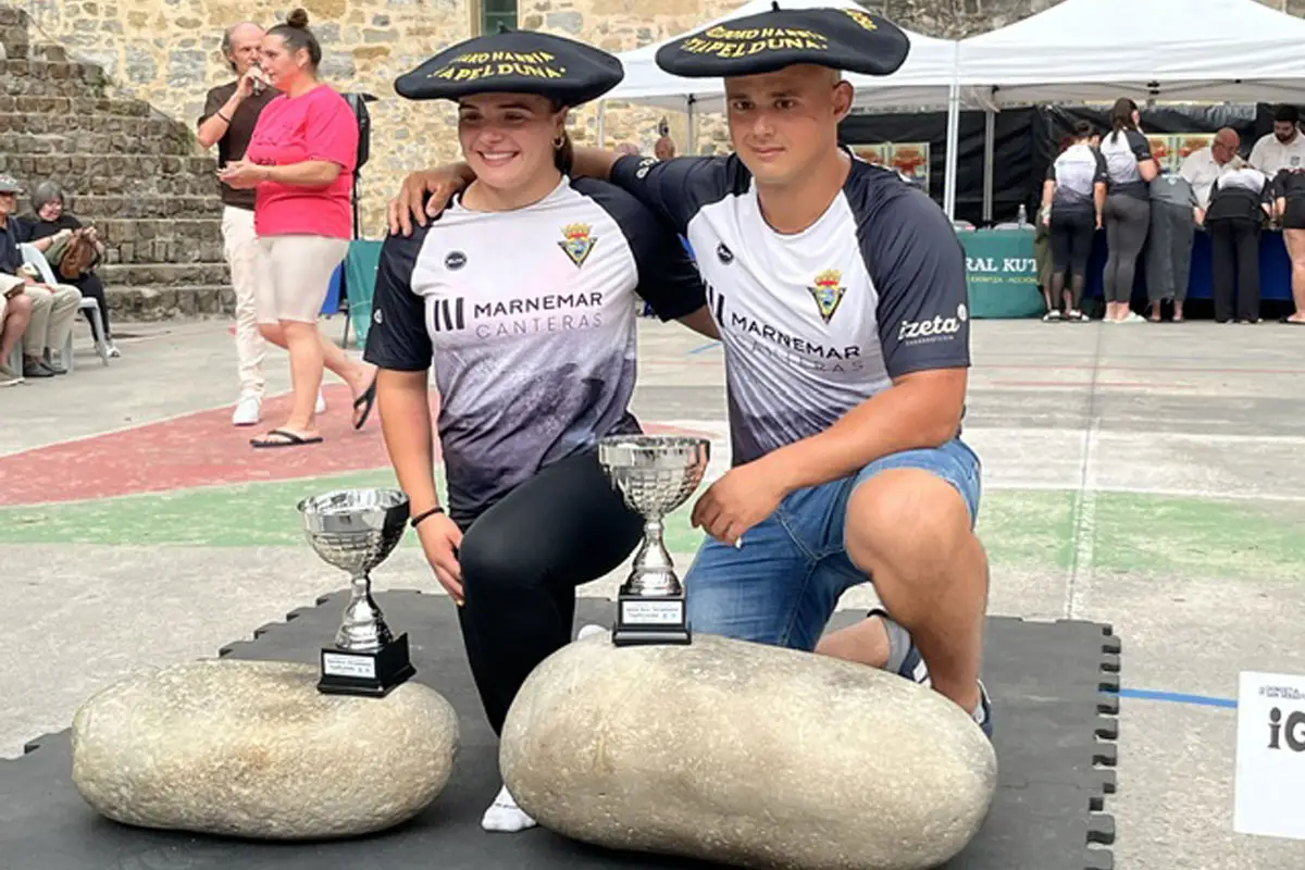 Zarautz se lleva las dos piedras: Mikel Lopetegi y Maddi Guesalaga, txapeldunak de la Igeldoko y la Uliako Harria