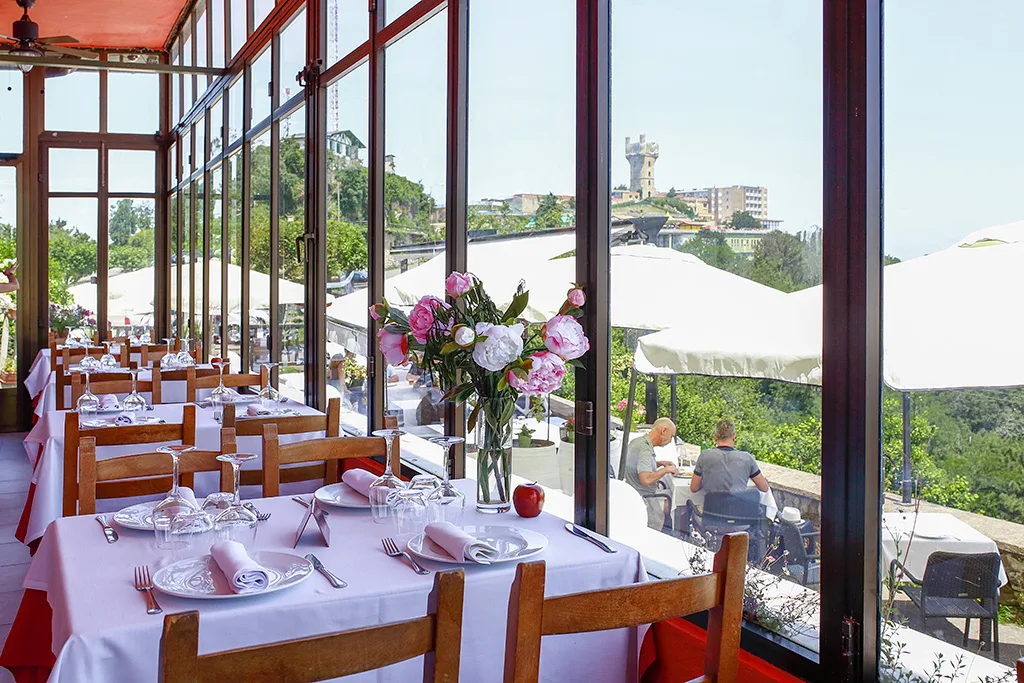 Comedor acristalado del Asador Alaia con vistas a la bahía de Donostia