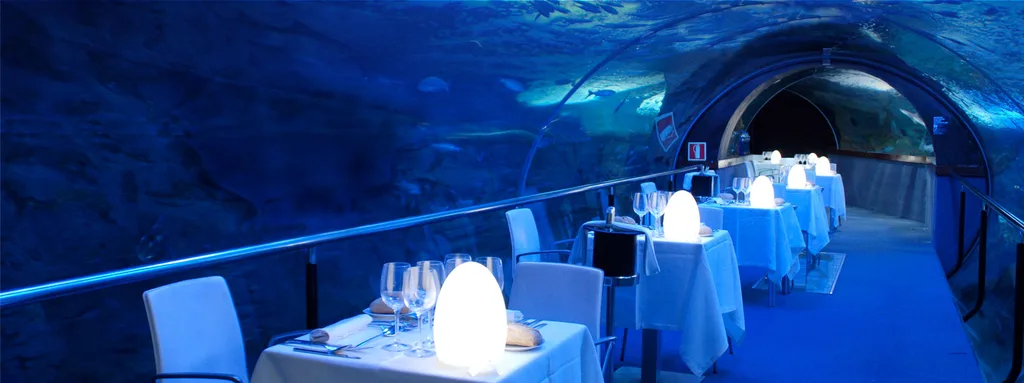 Cena en el túnel del Aquarium de San Sebastián, parte de la experiencia de las noches de fuegos