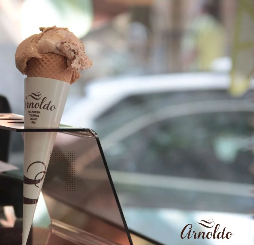 Cucurucho de helado artesano de Arnoldo en su barquillo, con el sello «Heladería Italiana desde 1935»
