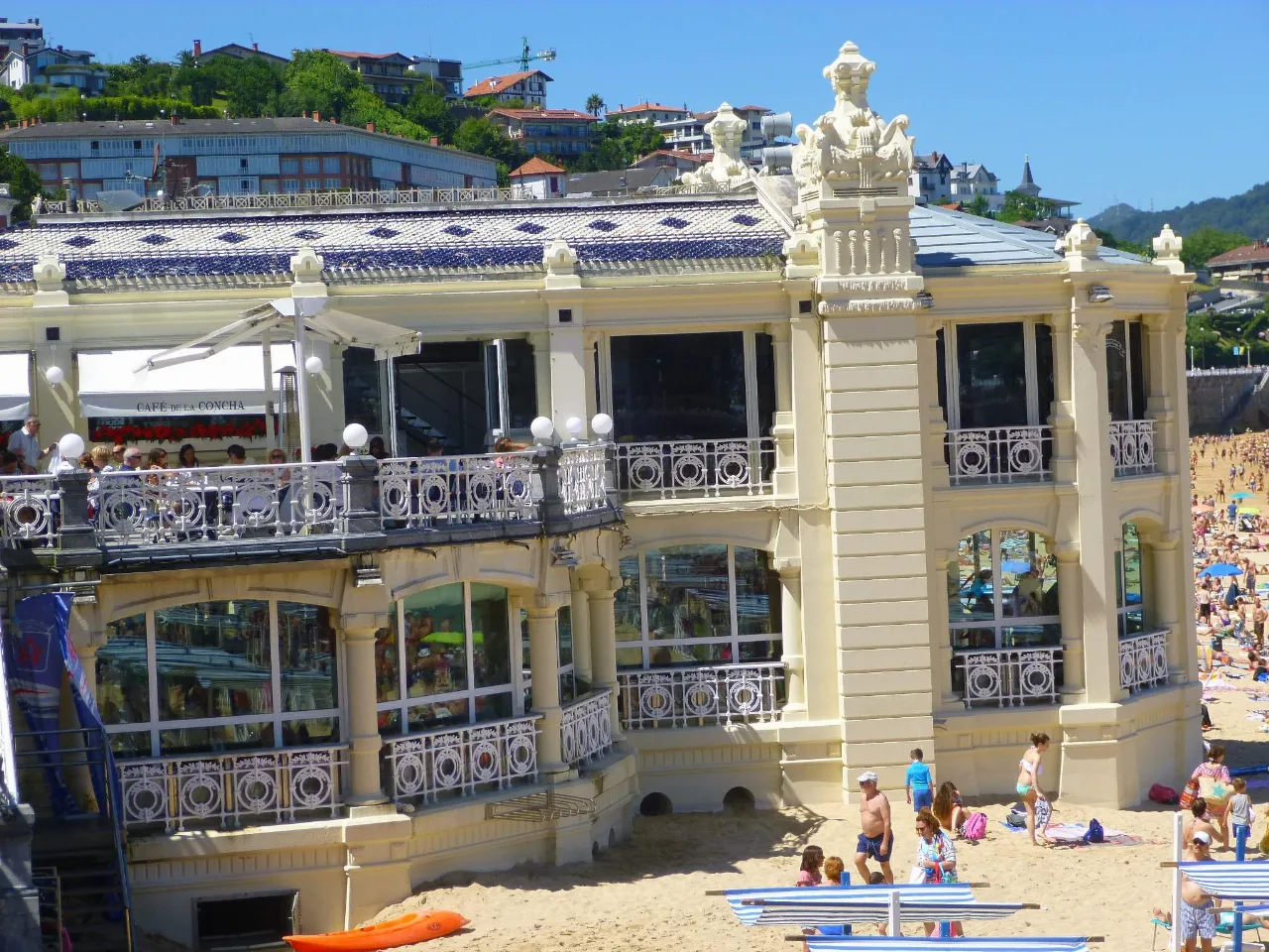El emblemático edificio blanco de La Perla sobre la playa de la Concha de Donostia