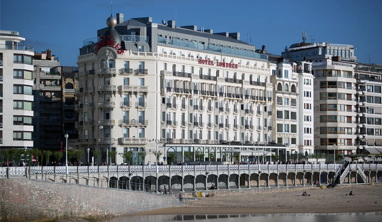 Fachada Belle Époque del Hotel de Londres y de Inglaterra frente a la playa de la Concha de Donostia
